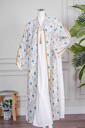 جلابية نسائي لون اوف وايت مزينة بورود ملونة و بكلفة ذهبية في الأطراف ياقة عالية بقصة سبعة و أكمام طويلة 