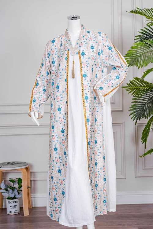 جلابية نسائي لون اوف وايت مزينة بورود ملونة و بكلفة ذهبية في الأطراف ياقة عالية بقصة سبعة و أكمام طويلة