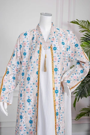 جلابية نسائي لون اوف وايت مزينة بورود ملونة و بكلفة ذهبية في الأطراف ياقة عالية بقصة سبعة و أكمام طويلة 