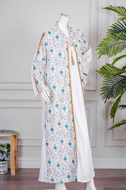 جلابية نسائي لون اوف وايت مزينة بورود ملونة و بكلفة ذهبية في الأطراف ياقة عالية بقصة سبعة و أكمام طويلة