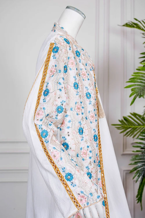 جلابية نسائي لون اوف وايت مزينة بورود ملونة و بكلفة ذهبية في الأطراف ياقة عالية بقصة سبعة و أكمام طويلة