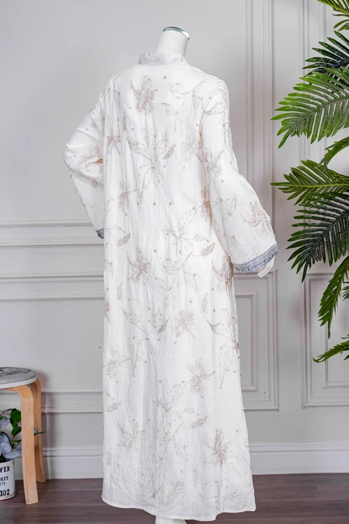 جلابية نسائي لون اوف وايت مزينة بزخارف بيج ياقة عالية بقصة سبعة و بكلفة مزينة بكريستال من الأمام و الأكمام