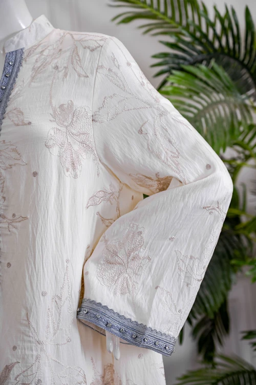 جلابية نسائي لون اوف وايت مزينة بزخارف بيج ياقة عالية بقصة سبعة و بكلفة مزينة بكريستال من الأمام و الأكمام