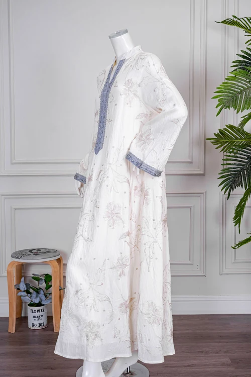 جلابية نسائي لون اوف وايت مزينة بزخارف بيج ياقة عالية بقصة سبعة و بكلفة مزينة بكريستال من الأمام و الأكمام