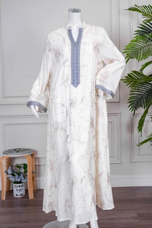 جلابية نسائي لون اوف وايت مزينة بزخارف بيج ياقة عالية بقصة سبعة و بكلفة مزينة بكريستال من الأمام و الأكمام