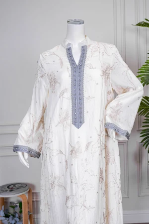 جلابية نسائي لون اوف وايت مزينة بزخارف بيج ياقة عالية بقصة سبعة و بكلفة مزينة بكريستال من الأمام و الأكمام