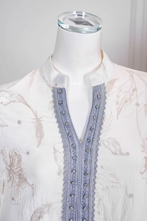 جلابية نسائي لون اوف وايت مزينة بزخارف بيج ياقة عالية بقصة سبعة و بكلفة مزينة بكريستال من الأمام و الأكمام