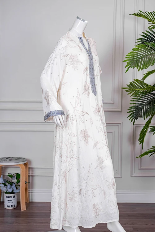 جلابية نسائي لون اوف وايت مزينة بزخارف بيج ياقة عالية بقصة سبعة و بكلفة مزينة بكريستال من الأمام و الأكمام