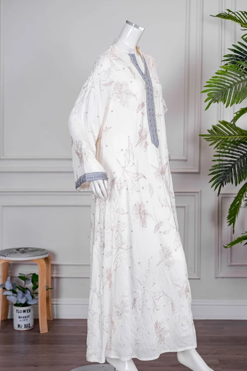 جلابية نسائي لون اوف وايت مزينة بزخارف بيج ياقة عالية بقصة سبعة و بكلفة مزينة بكريستال من الأمام و الأكمام