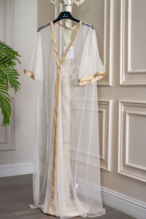 بشت نسائي لون بيج فاتح مزين بتطريز ذهبي في الأطراف