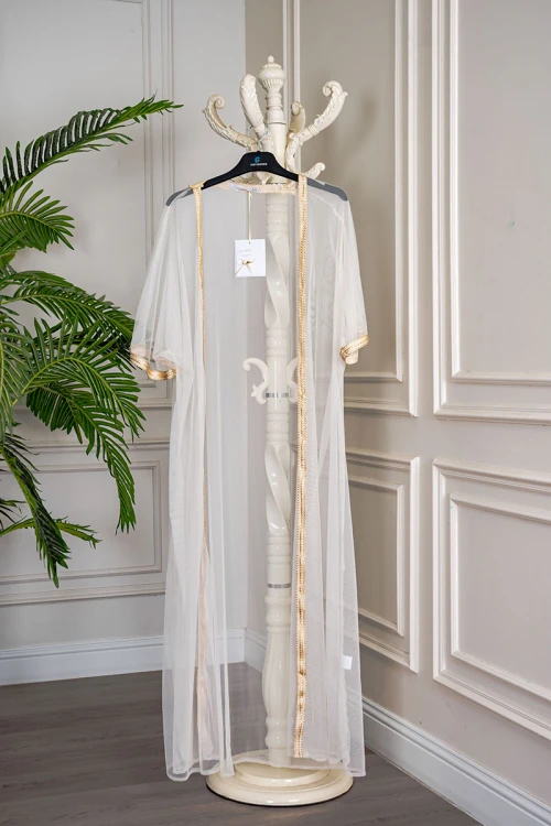 بشت نسائي لون بيج فاتح مزين بتطريز ذهبي في الأطراف