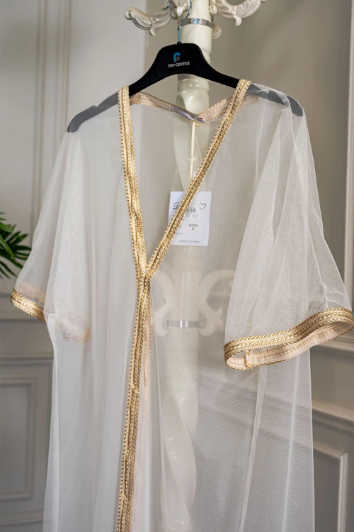 بشت نسائي لون بيج فاتح مزين بتطريز ذهبي في الأطراف