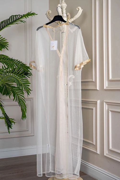 بشت نسائي لون بيج فاتح مزين بتطريز ذهبي في الأطراف