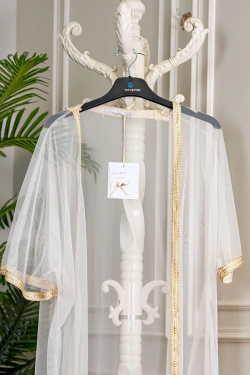 بشت نسائي لون بيج فاتح مزين بتطريز ذهبي في الأطراف