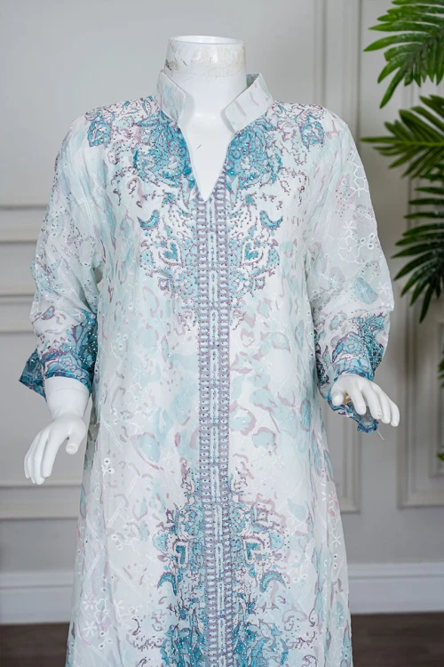 جلابية بناتي متعددة الألوان مزينة بزخارف ملونة و بفصوص ياقة عالية بقصة سبعة و بأكمام طويلة