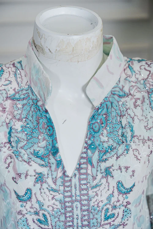 جلابية بناتي متعددة الألوان مزينة بزخارف ملونة و بفصوص ياقة عالية بقصة سبعة و بأكمام طويلة