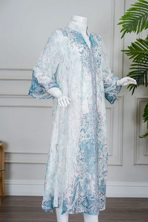 جلابية بناتي متعددة الألوان مزينة بزخارف ملونة و بفصوص ياقة عالية بقصة سبعة و بأكمام طويلة