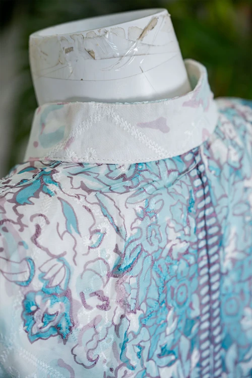 جلابية بناتي متعددة الألوان مزينة بزخارف ملونة و بفصوص ياقة عالية بقصة سبعة و بأكمام طويلة