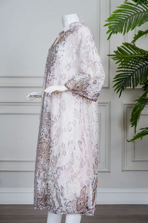 جلابية بناتي متعددة الألوان مزينة بزخارف ملونة و بفصوص ياقة عالية بقصة سبعة و بأكمام طويلة