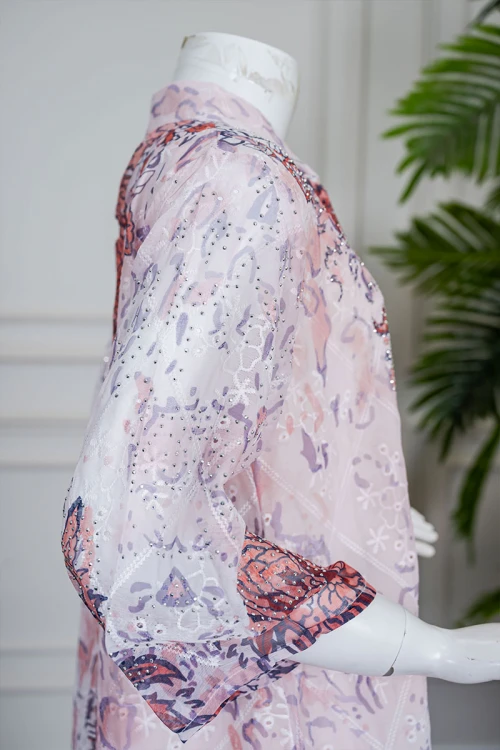 جلابية بناتي متعددة الألوان مزينة بزخارف ملونة و بفصوص ياقة عالية بقصة سبعة و بأكمام طويلة