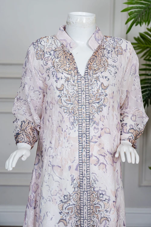 جلابية بناتي متعددة الألوان مزينة بزخارف ملونة و بفصوص ياقة عالية بقصة سبعة و بأكمام طويلة