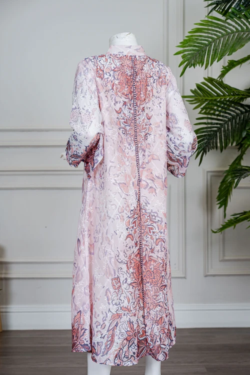 جلابية بناتي متعددة الألوان مزينة بزخارف ملونة و بفصوص ياقة عالية بقصة سبعة و بأكمام طويلة