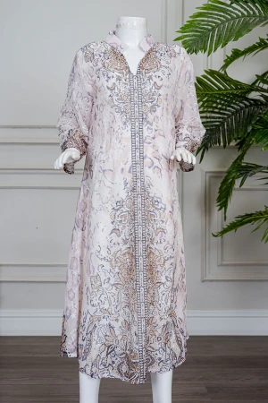 جلابية بناتي متعددة الألوان مزينة بزخارف ملونة و بفصوص ياقة عالية بقصة سبعة و بأكمام طويلة