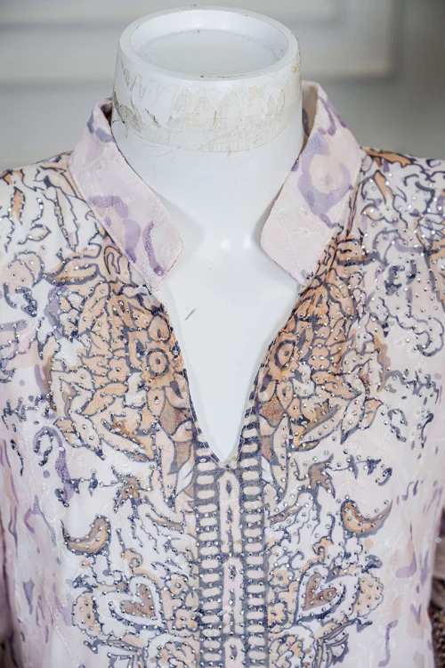 جلابية بناتي متعددة الألوان مزينة بزخارف ملونة و بفصوص ياقة عالية بقصة سبعة و بأكمام طويلة