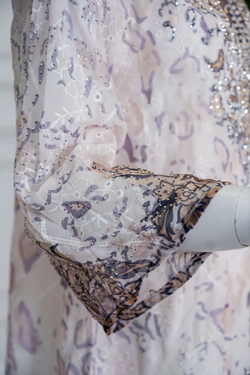 جلابية بناتي متعددة الألوان مزينة بزخارف ملونة و بفصوص ياقة عالية بقصة سبعة و بأكمام طويلة