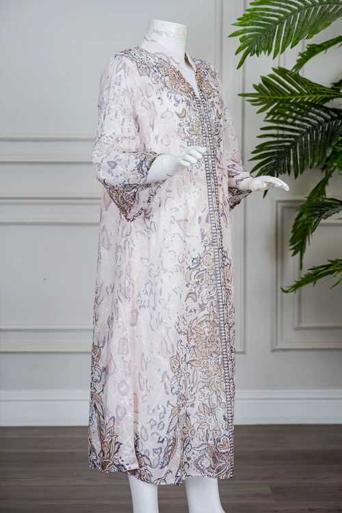 جلابية بناتي متعددة الألوان مزينة بزخارف ملونة و بفصوص ياقة عالية بقصة سبعة و بأكمام طويلة