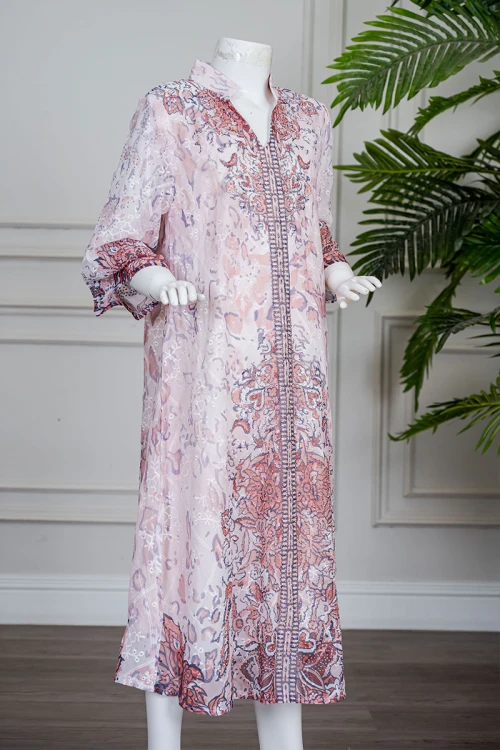 جلابية بناتي متعددة الألوان مزينة بزخارف ملونة و بفصوص ياقة عالية بقصة سبعة و بأكمام طويلة