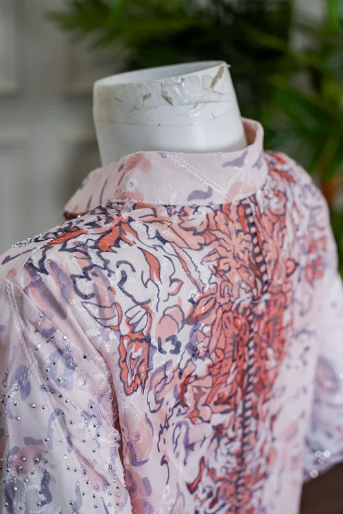 جلابية بناتي متعددة الألوان مزينة بزخارف ملونة و بفصوص ياقة عالية بقصة سبعة و بأكمام طويلة