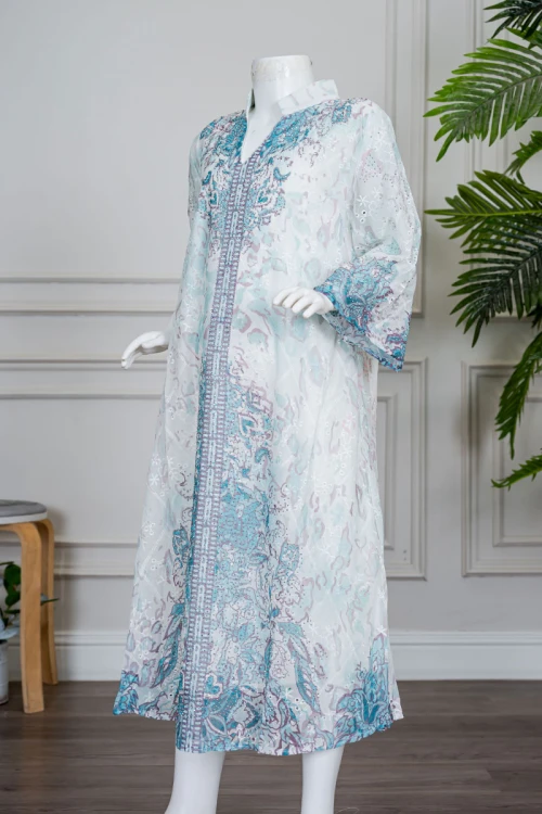 جلابية بناتي متعددة الألوان مزينة بزخارف ملونة و بفصوص ياقة عالية بقصة سبعة و بأكمام طويلة