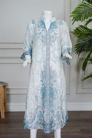 جلابية بناتي متعددة الألوان مزينة بزخارف ملونة و بفصوص ياقة عالية بقصة سبعة و بأكمام طويلة