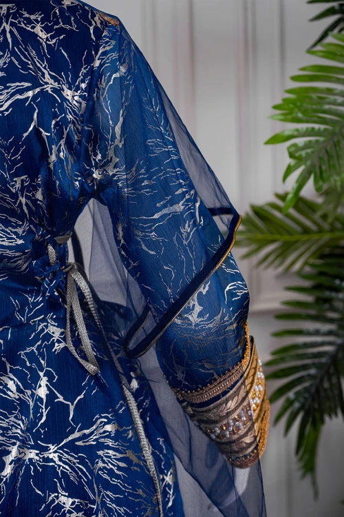 جلابية نسائية تراثية لون كحلي بتطريز تراثي ذهبي من الأمام و الأكمام برباط في الجانبين مع قماش شيفون من الخارج