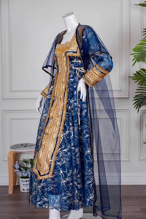 جلابية نسائية تراثية لون كحلي بتطريز تراثي ذهبي من الأمام و الأكمام برباط في الجانبين مع قماش شيفون من الخارج