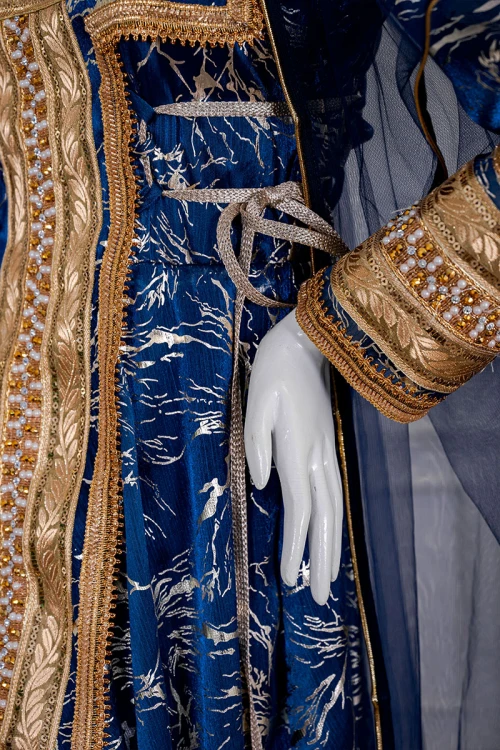 جلابية نسائية تراثية لون كحلي بتطريز تراثي ذهبي من الأمام و الأكمام برباط في الجانبين مع قماش شيفون من الخارج