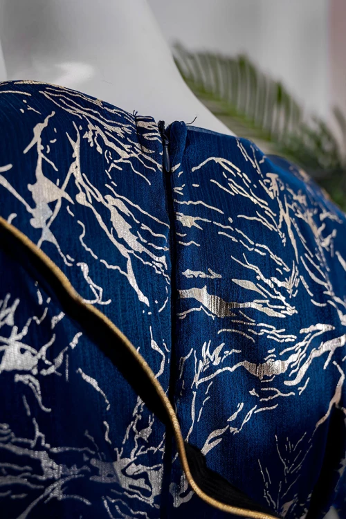 جلابية نسائية تراثية لون كحلي بتطريز تراثي ذهبي من الأمام و الأكمام برباط في الجانبين مع قماش شيفون من الخارج