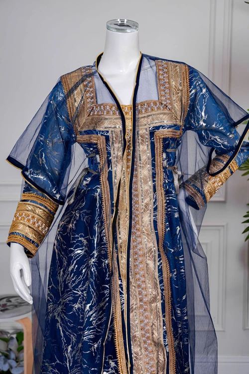 جلابية نسائية تراثية لون كحلي بتطريز تراثي ذهبي من الأمام و الأكمام برباط في الجانبين مع قماش شيفون من الخارج