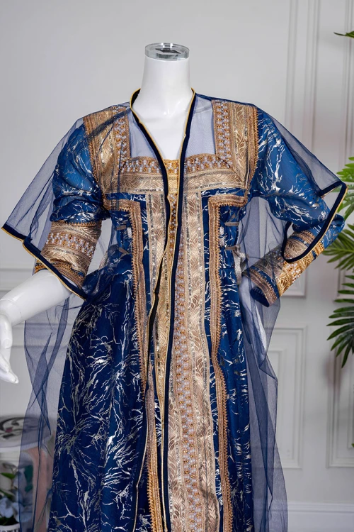 جلابية نسائية تراثية لون كحلي بتطريز تراثي ذهبي من الأمام و الأكمام برباط في الجانبين مع قماش شيفون من الخارج