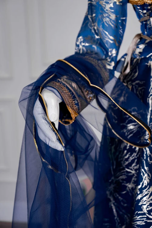 جلابية نسائية تراثية لون كحلي بتطريز تراثي ذهبي من الأمام و الأكمام برباط في الجانبين مع قماش شيفون من الخارج