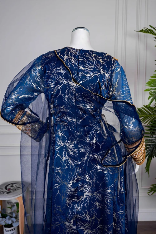 جلابية نسائية تراثية لون كحلي بتطريز تراثي ذهبي من الأمام و الأكمام برباط في الجانبين مع قماش شيفون من الخارج