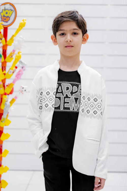 طقم ولادي 3 قطع تيشيرت أسود بكتابات من الأمام و جاكيت أبيض بجيوب و زخارف مع بنطلون أسود طويل