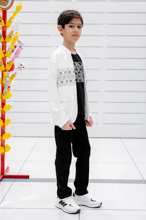 طقم ولادي 3 قطع تيشيرت أسود بكتابات من الأمام و جاكيت أبيض بجيوب و زخارف مع بنطلون أسود طويل