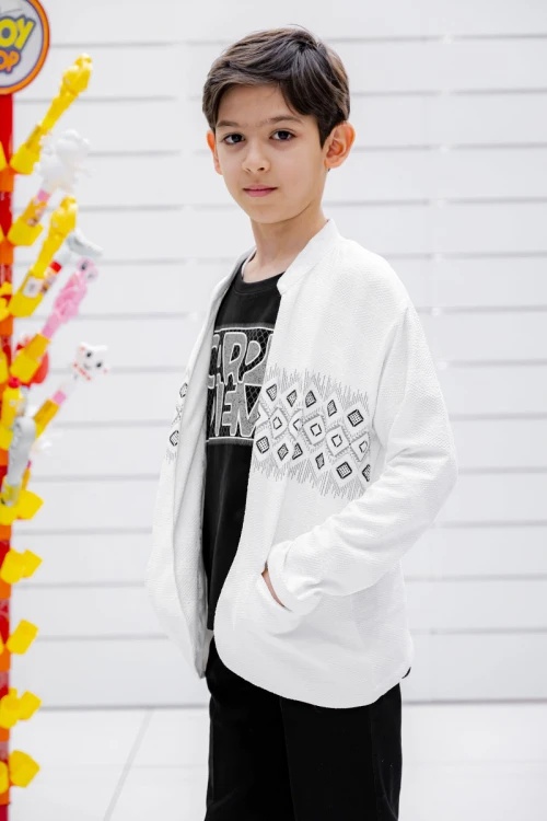 طقم ولادي 3 قطع تيشيرت أسود بكتابات من الأمام و جاكيت أبيض بجيوب و زخارف مع بنطلون أسود طويل