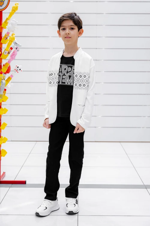 طقم ولادي 3 قطع تيشيرت أسود بكتابات من الأمام و جاكيت أبيض بجيوب و زخارف مع بنطلون أسود طويل