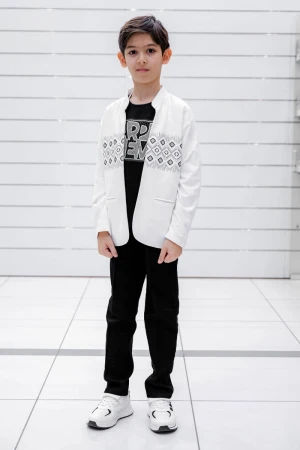 طقم ولادي 3 قطع تيشيرت أسود بكتابات من الأمام و جاكيت أبيض بجيوب و زخارف مع بنطلون أسود طويل 