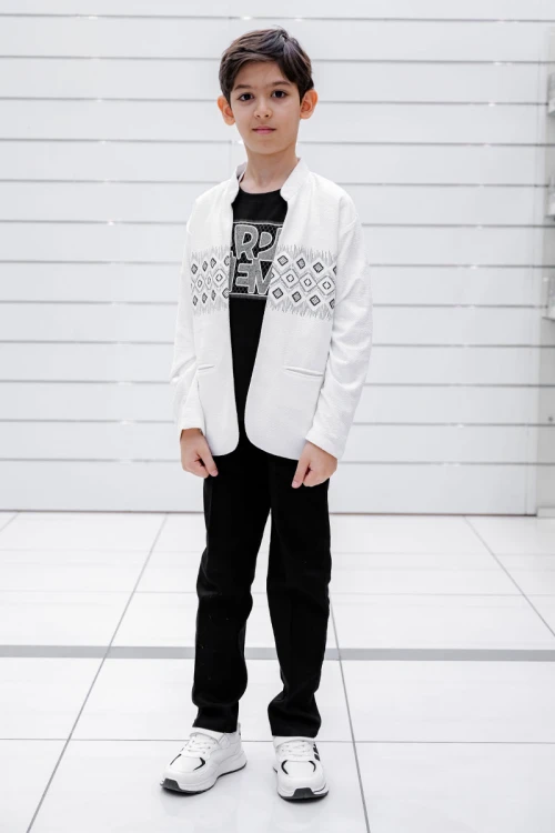 طقم ولادي 3 قطع تيشيرت أسود بكتابات من الأمام و جاكيت أبيض بجيوب و زخارف مع بنطلون أسود طويل