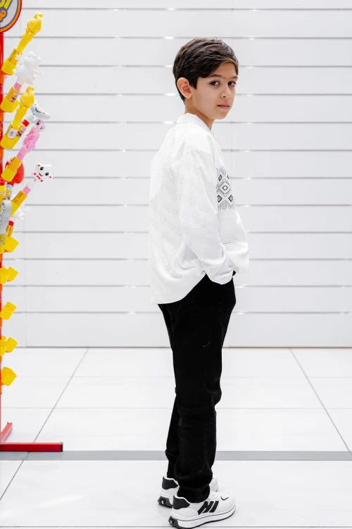 طقم ولادي 3 قطع تيشيرت أسود بكتابات من الأمام و جاكيت أبيض بجيوب و زخارف مع بنطلون أسود طويل