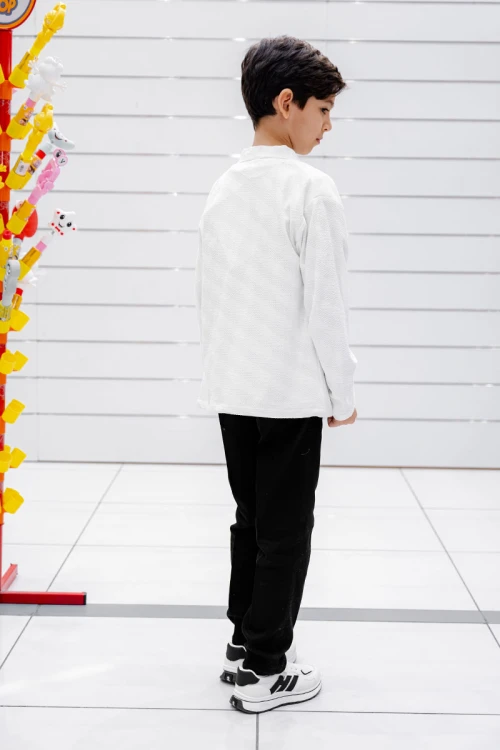 طقم ولادي 3 قطع تيشيرت أسود بكتابات من الأمام و جاكيت أبيض بجيوب و زخارف مع بنطلون أسود طويل